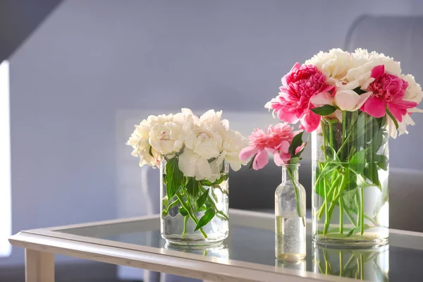 Vases γυαλιού με πανέμορφο peonies — Φωτογραφία Αρχείου