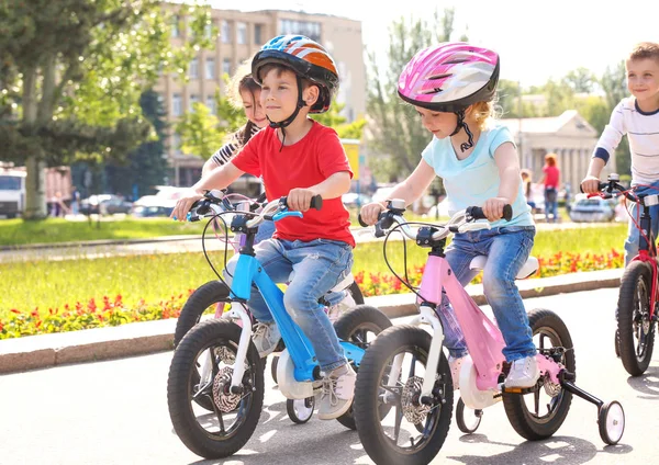 Słodkie Dzieci Rowery Jazdy Zewnątrz Słoneczny Dzień — Zdjęcie stockowe