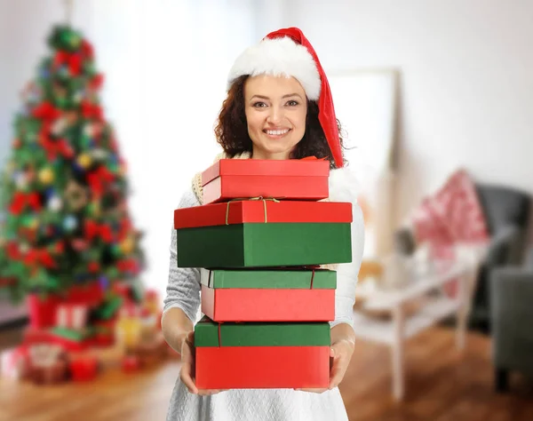 Mujer Joven Sombrero Santa Celebración Regalos Navidad Interior Borroso Fondo — Foto de Stock