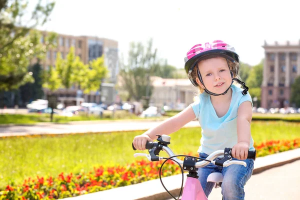 Petite Fille Mignonne Vélo Plein Air Jour Ensoleillé — Photo