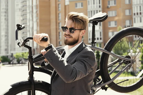 自転車を持つ若い男 — ストック写真