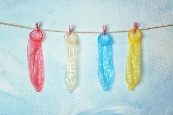 İpte asılı prezervatif — Stok fotoğraf