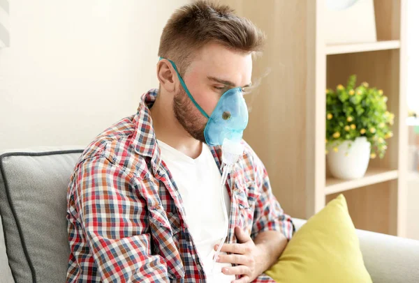 Jovem usando nebulizador — Fotografia de Stock