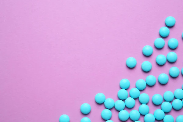 Голубые таблетки по цвету — стоковое фото