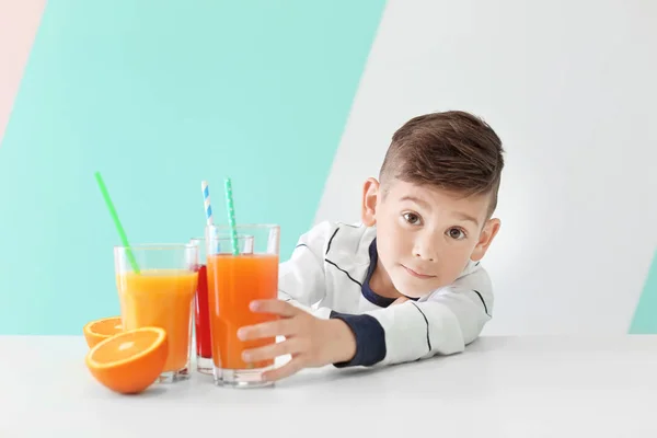 Lindo niño con vasos de jugo —  Fotos de Stock