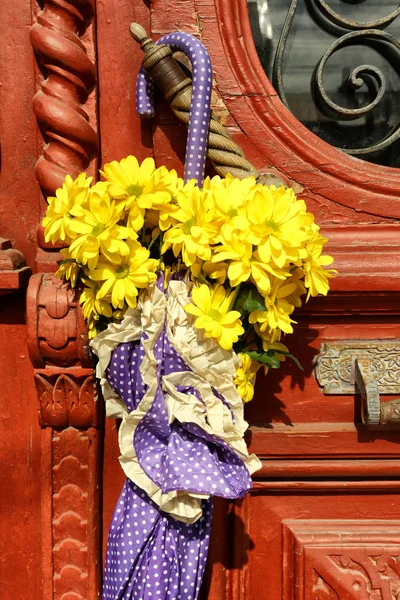 Lila kleur paraplu met prachtige bloemen — Stockfoto