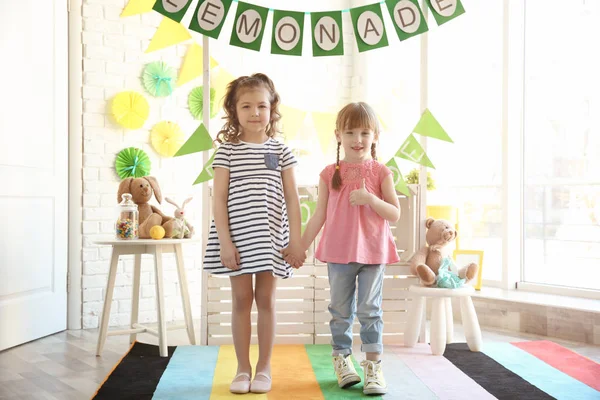 Милые маленькие девочки и стоять с лимонадом на заднем плане — стоковое фото