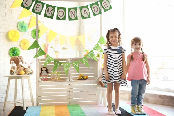 Милые маленькие девочки и стоять с лимонадом на заднем плане — стоковое фото