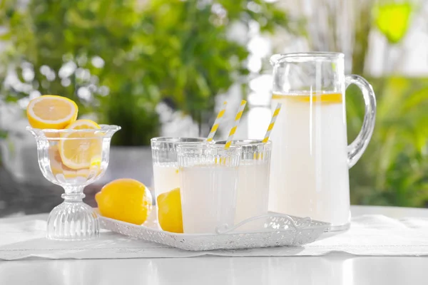 Cristalería con refrescante limonada —  Fotos de Stock
