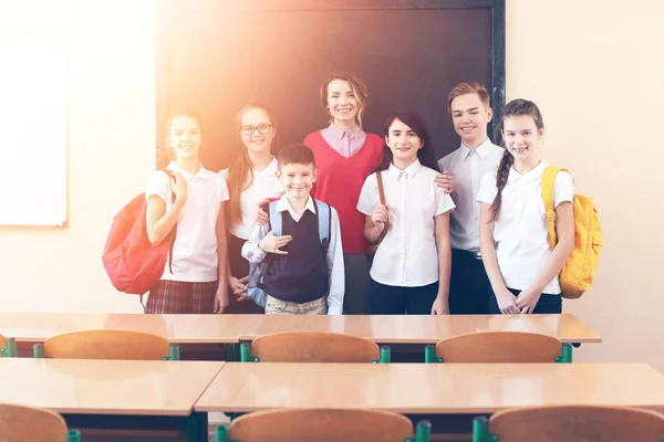 Barn med lärare i klassrummet i skolan — Stockfoto