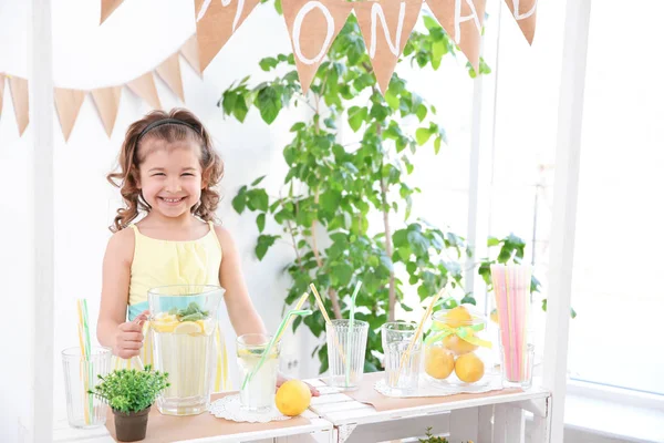 Cute little girl and stand with lemonade — Stock Photo, Image