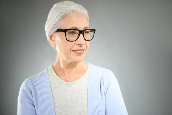Mulher idosa com óculos — Fotografia de Stock