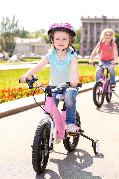 晴れた日の屋外のかわいい女の子乗って自転車 — ストック写真