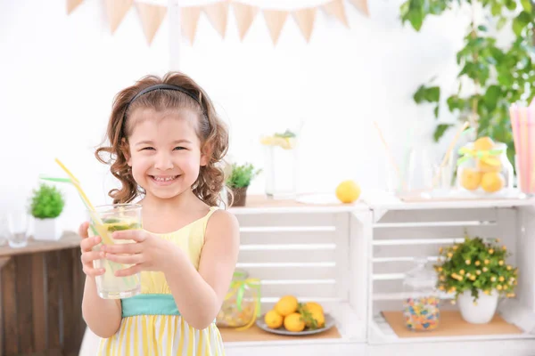 Милая маленькая девочка и стоять с лимонадом — стоковое фото