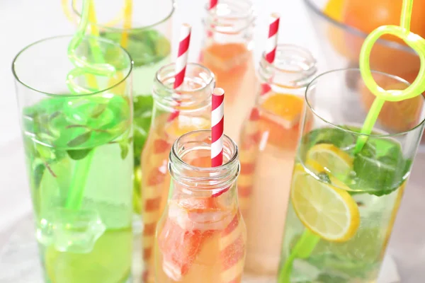 Lunettes avec différents types de limonade — Photo