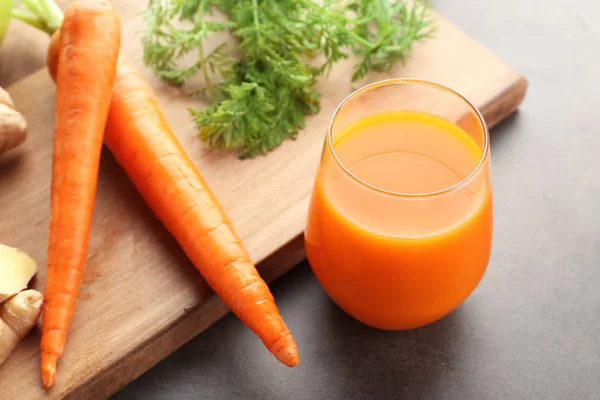 Verre de jus et de carotte fraîche — Photo