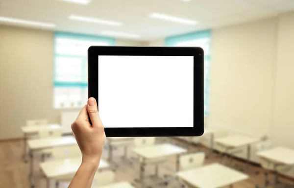 Professor segurando tablet com tela em branco — Fotografia de Stock