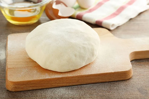 Cutting board with ball of raw dough — Stock Photo, Image