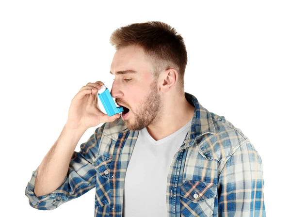 Hombre joven usando inhalador para el asma — Foto de Stock