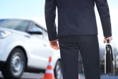 Evrak çantası ile sigorta acentesi 