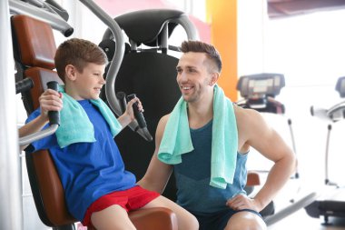 Baba ve oğlu içinde jimnastik salonu