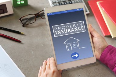 Ofiste tablet kullanan kadın