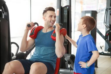 Baba ve oğlu içinde jimnastik salonu