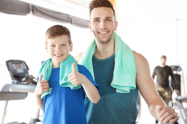 Папа и сын в спортзале — стоковое фото