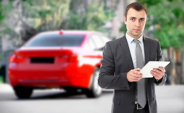 Insurance agent using tablet and car on background — Stock Photo, Image