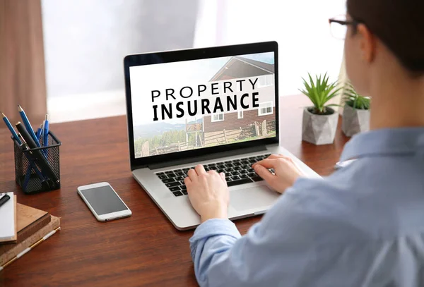 Dizüstü bilgisayar kullanan kadın