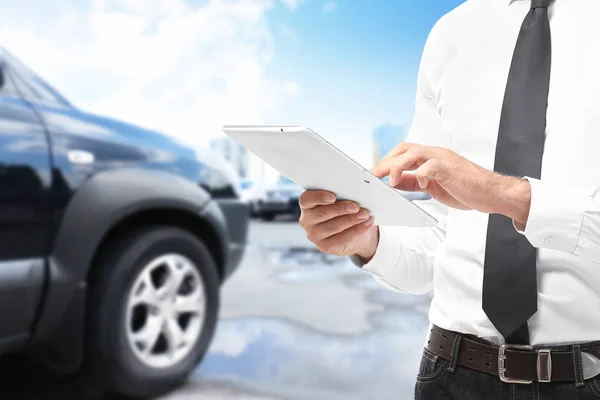 Agente de seguros usando tableta — Foto de Stock