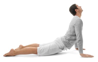 Yoga yapan genç adam.