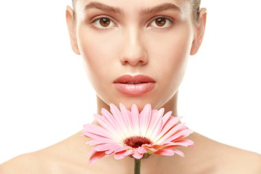 Beyaz arka plan üzerinde doğal dudak makyaj ve çiçek olan güzel kadın portre görünümünü