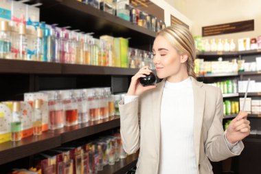 Güzel genç kadın Parfümeri