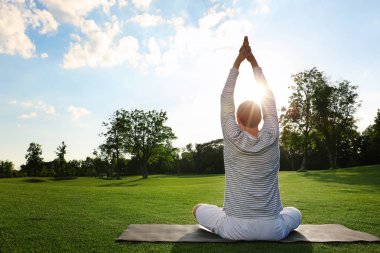 Yoga yapan genç adam.