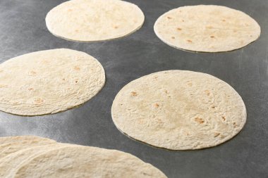 Mutfak masasında mayasız ekmeği