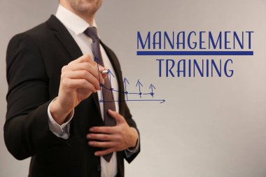 Yönetim eğitimi kavramı. Sanal ekran renk arka plan üzerinde çizim diyagramı genç adam