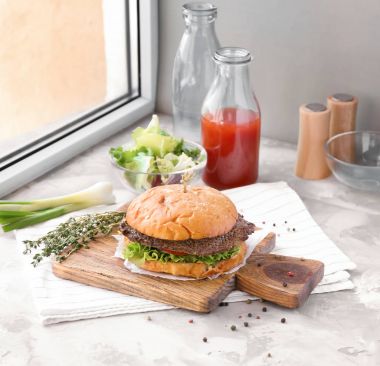 Burger, domates suyu ve sebze 