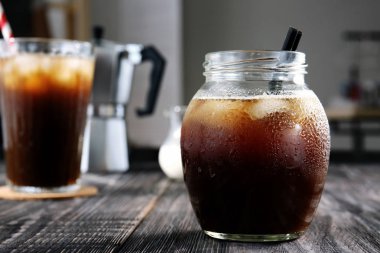 Soğuk bira kahve ile jar 