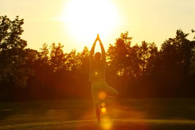Yoga yapan genç adam.