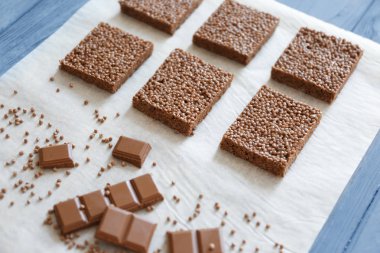 Pirinç gevrek muamele etmek 