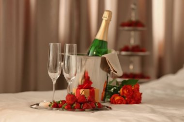 Şampanya ve çilek ile kompozisyon 