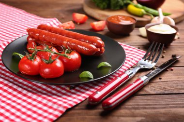 Kızarmış sosis ve domates