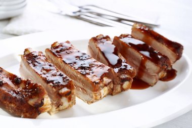 Lezzetli domuz kaburga  