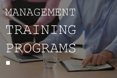 Yönetim eğitim programları kavramı. İnsanlar iş karşılaşma içinde ofis, portre