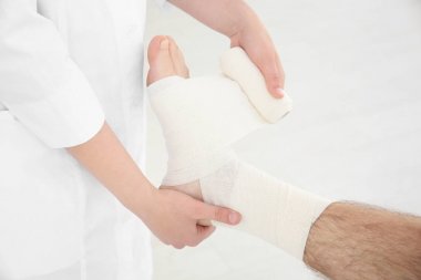 Bacak üzerine uygulanan bandaj doktor
