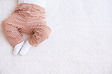 Evde ekose yalan şirin bebek