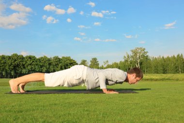 Yoga yapan genç adam.