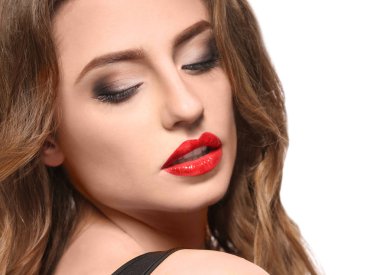 Beyaz arka planda, closeup parlak dudaklar olan güzel kadın