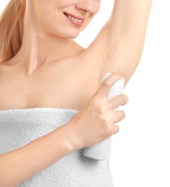  deodorant kullanan kadın